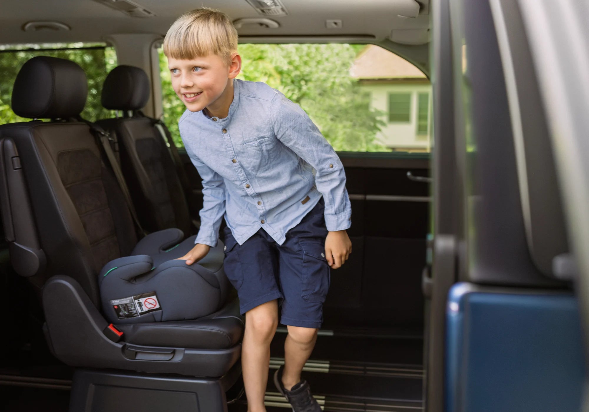 Osann Up Sitzerhöhung mit Junge im Auto