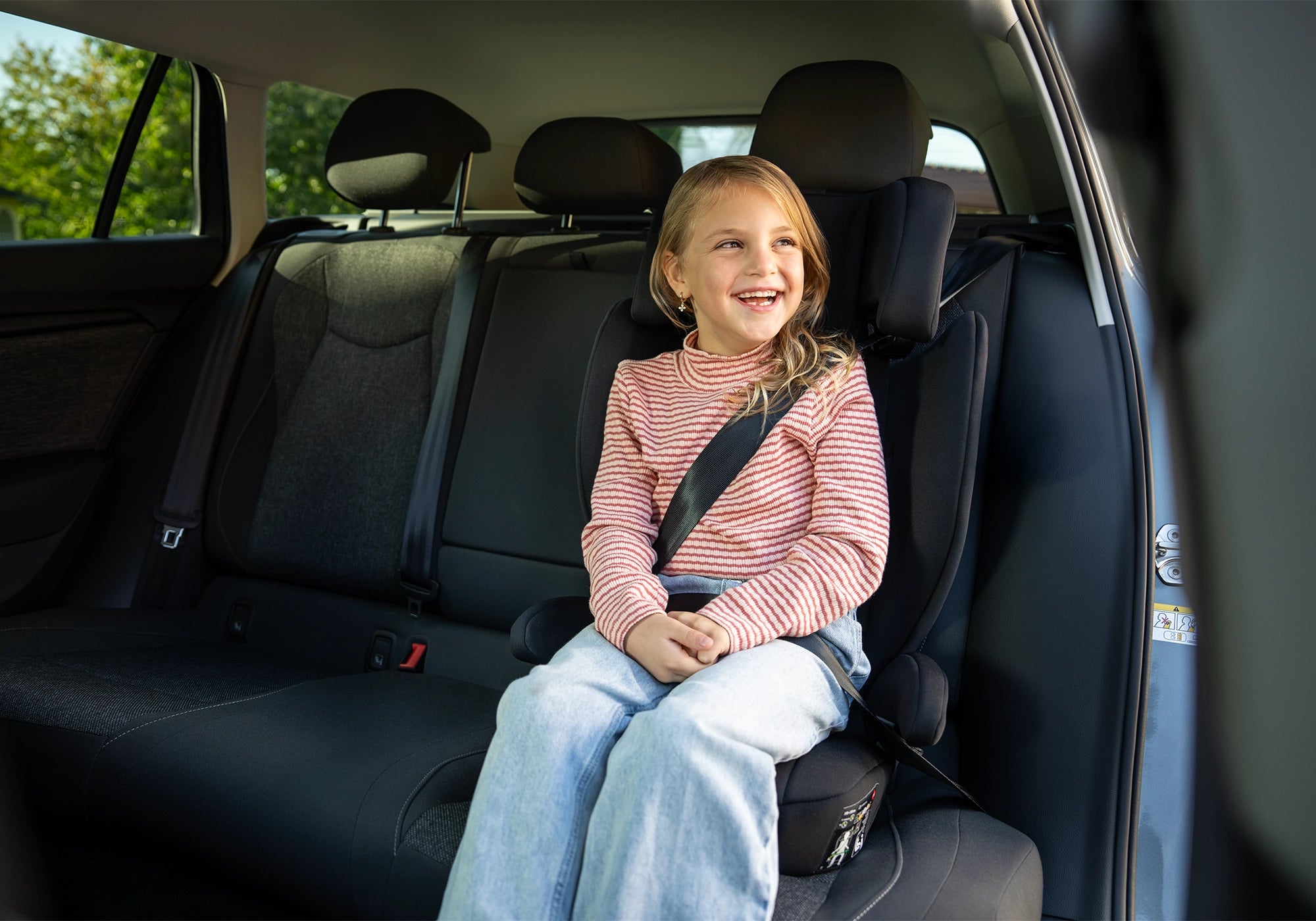 Osann Volpo Isofix Kindersitz mit Mädchen im Auto