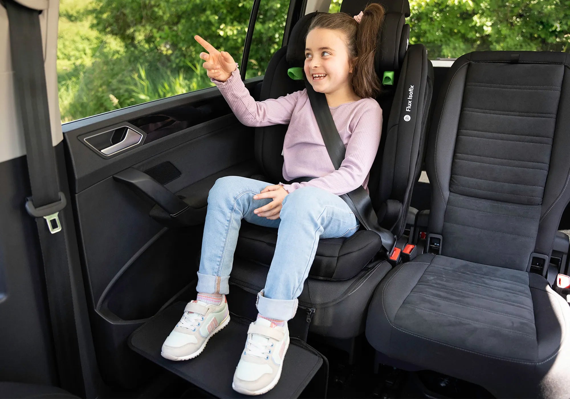 Osann Kinderautositz Flux Isofix mit Feetup Schutzunterlage im Auto