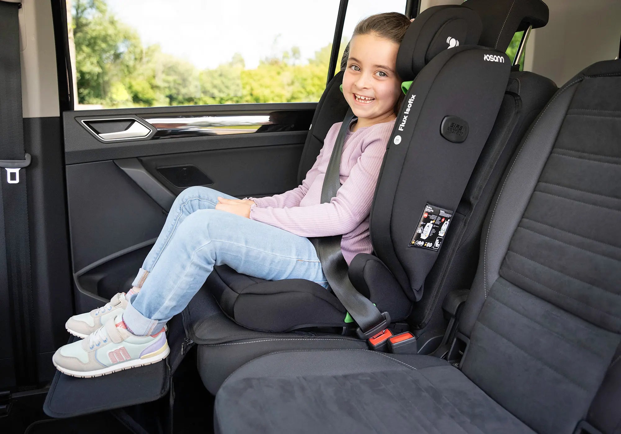 Osann Kinderautositz Flux Isofix mit Feetup Schutzunterlage im Auto