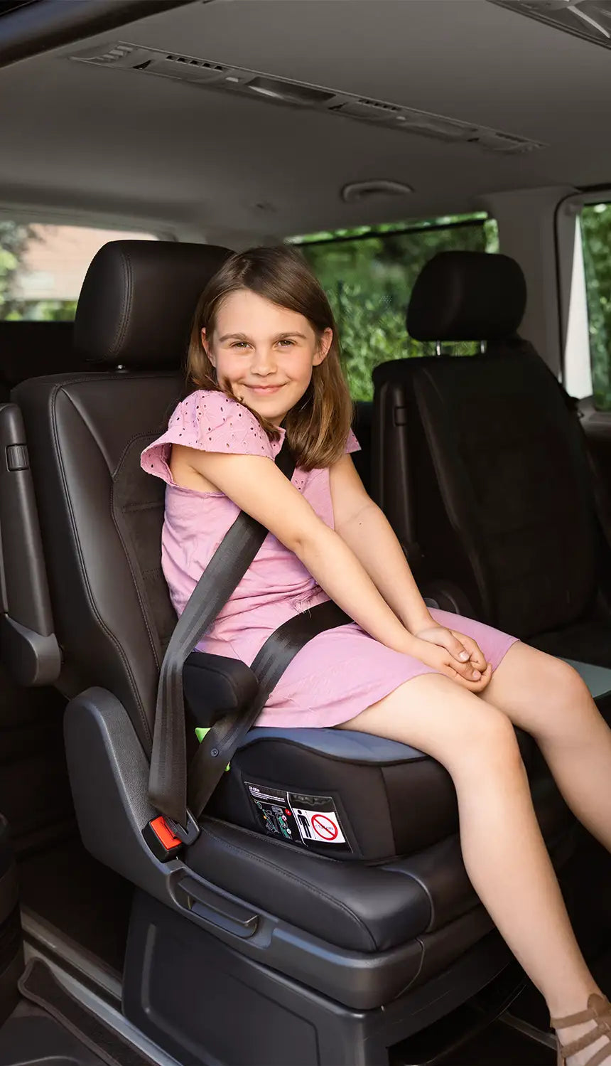 Junior Isofix Sitzerhöhung mit Mädchen im Auto
