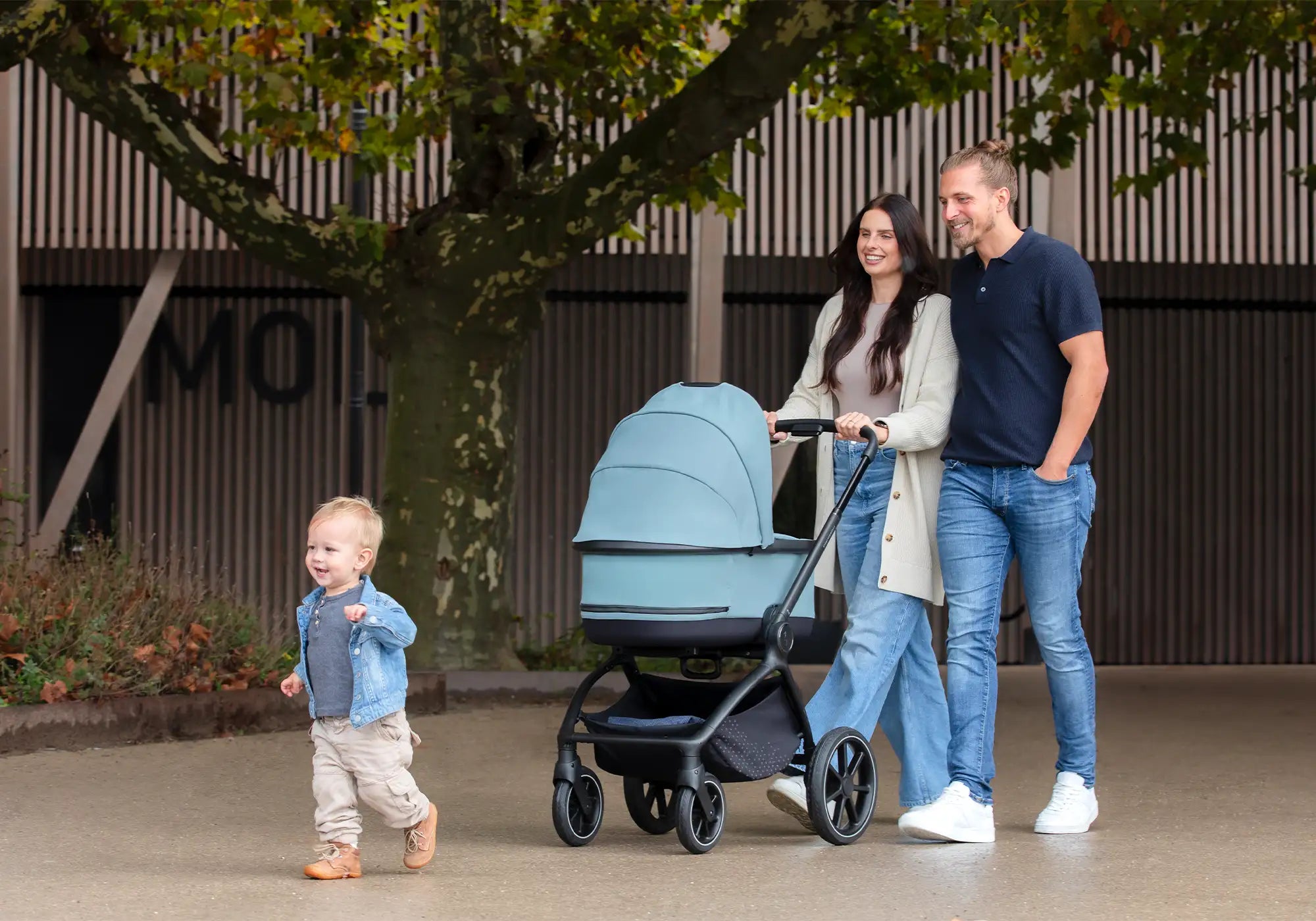 Familie mit Storchenmühle  Nik Kombikinderwagen im Freien
