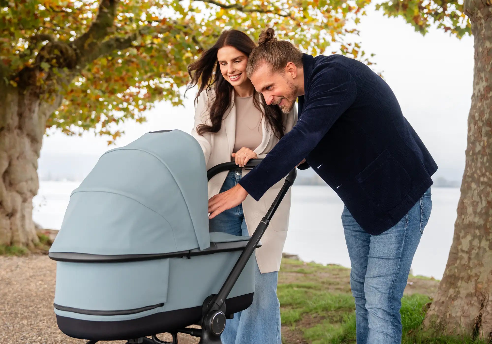 Storchenmühle Nik Kinderwagen mit Babywanne am See