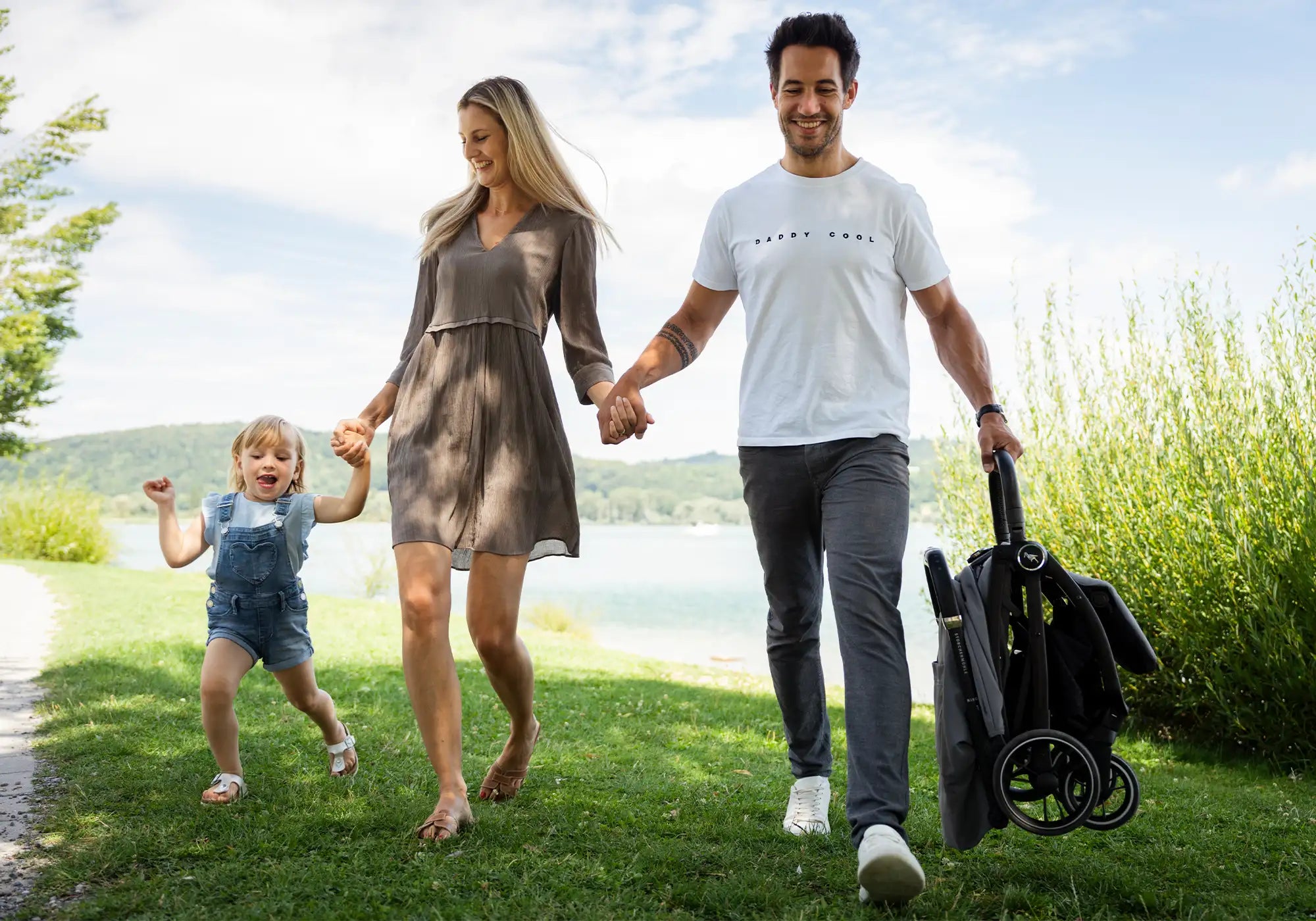 Storchenmühle Niko Buggy zusammengeklappt mit Familie unterwegs