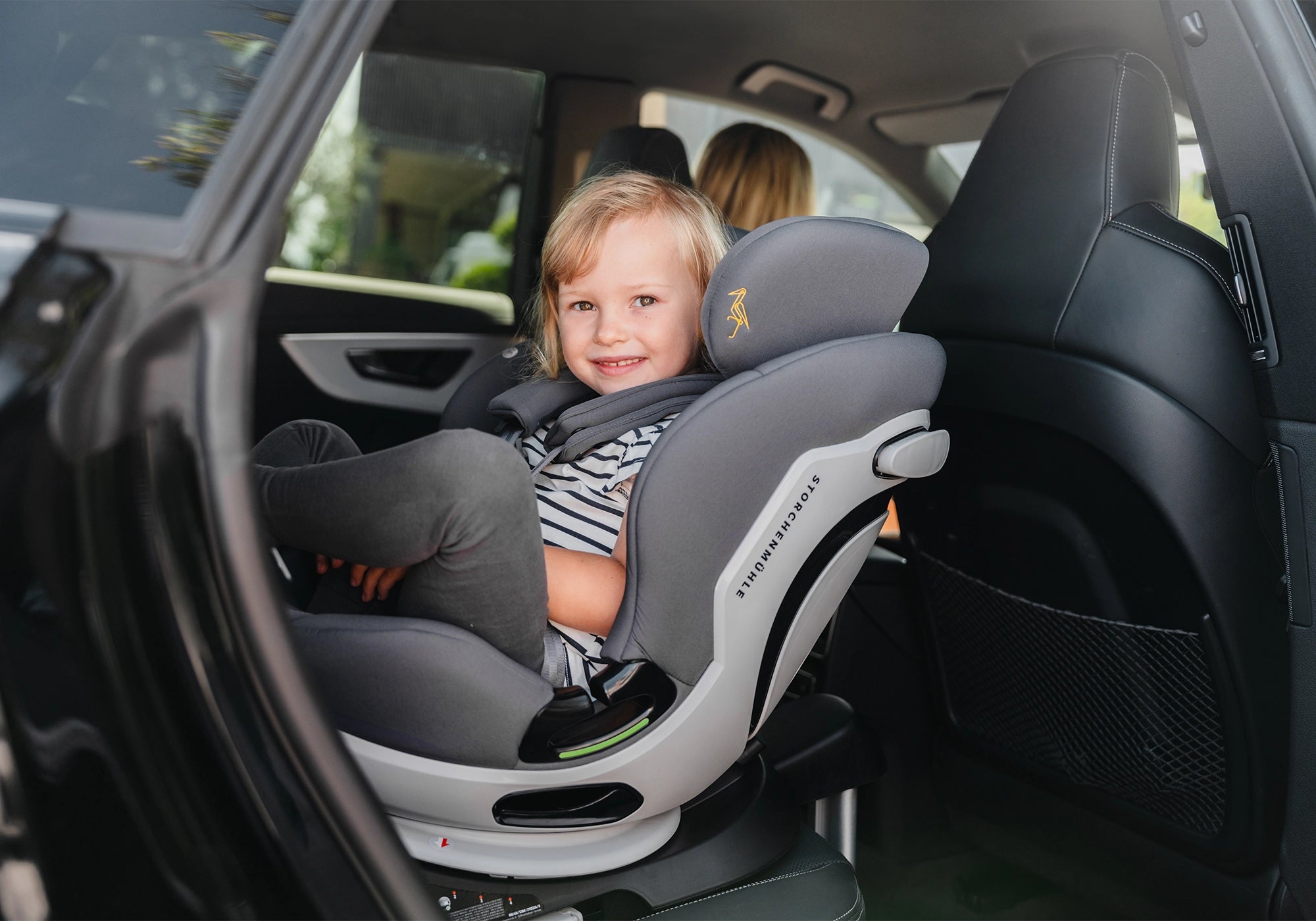 Storchenmühle Kindersitz im Auto mit Kind
