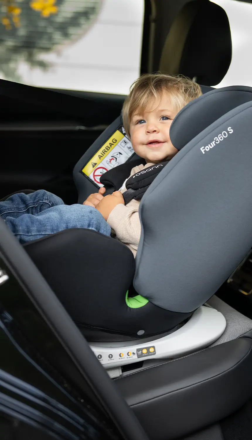 Four360 S Kindersitz mit Kind im Auto 