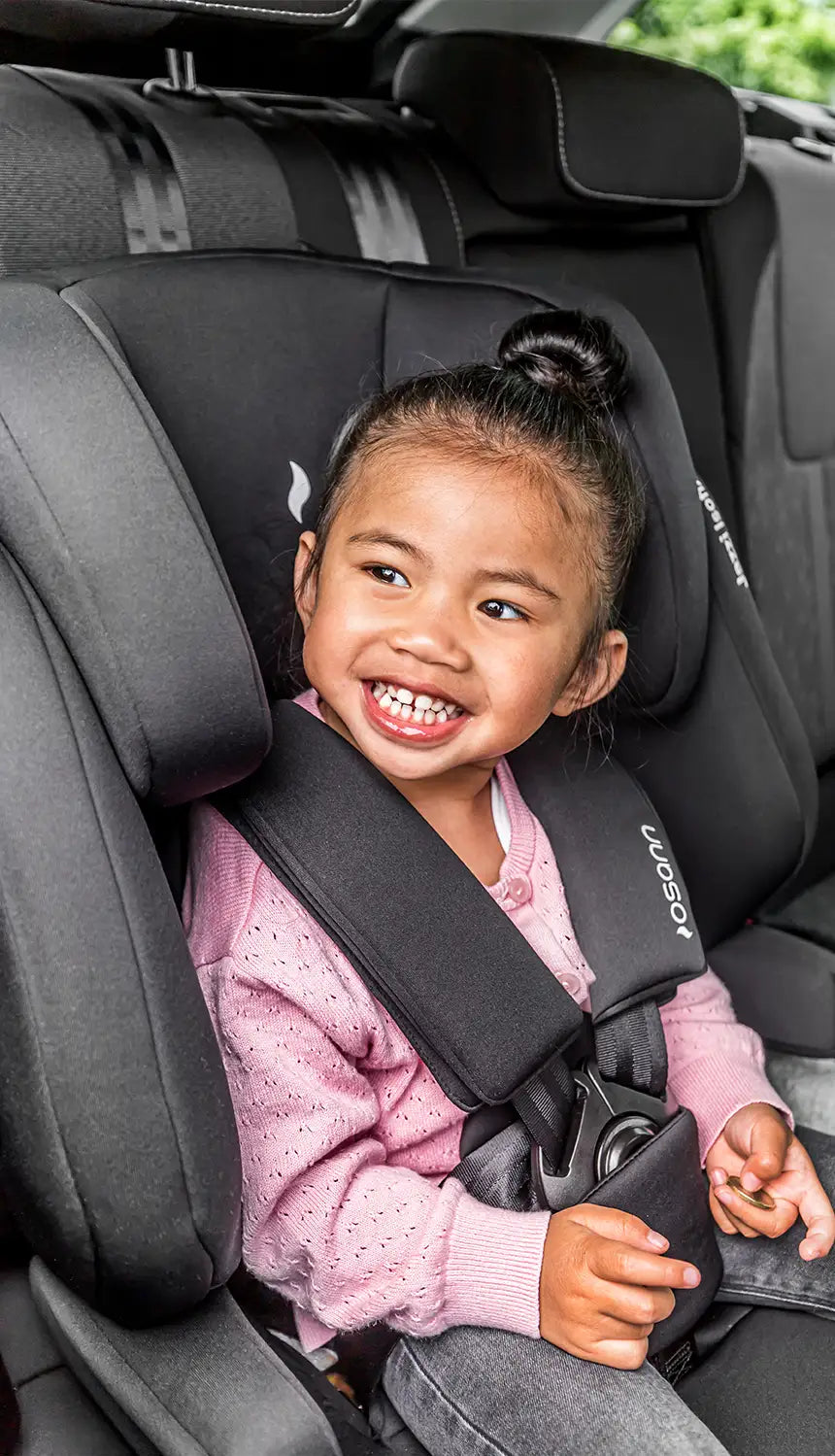 Kind im Kindersitz Jazzi Isofix
