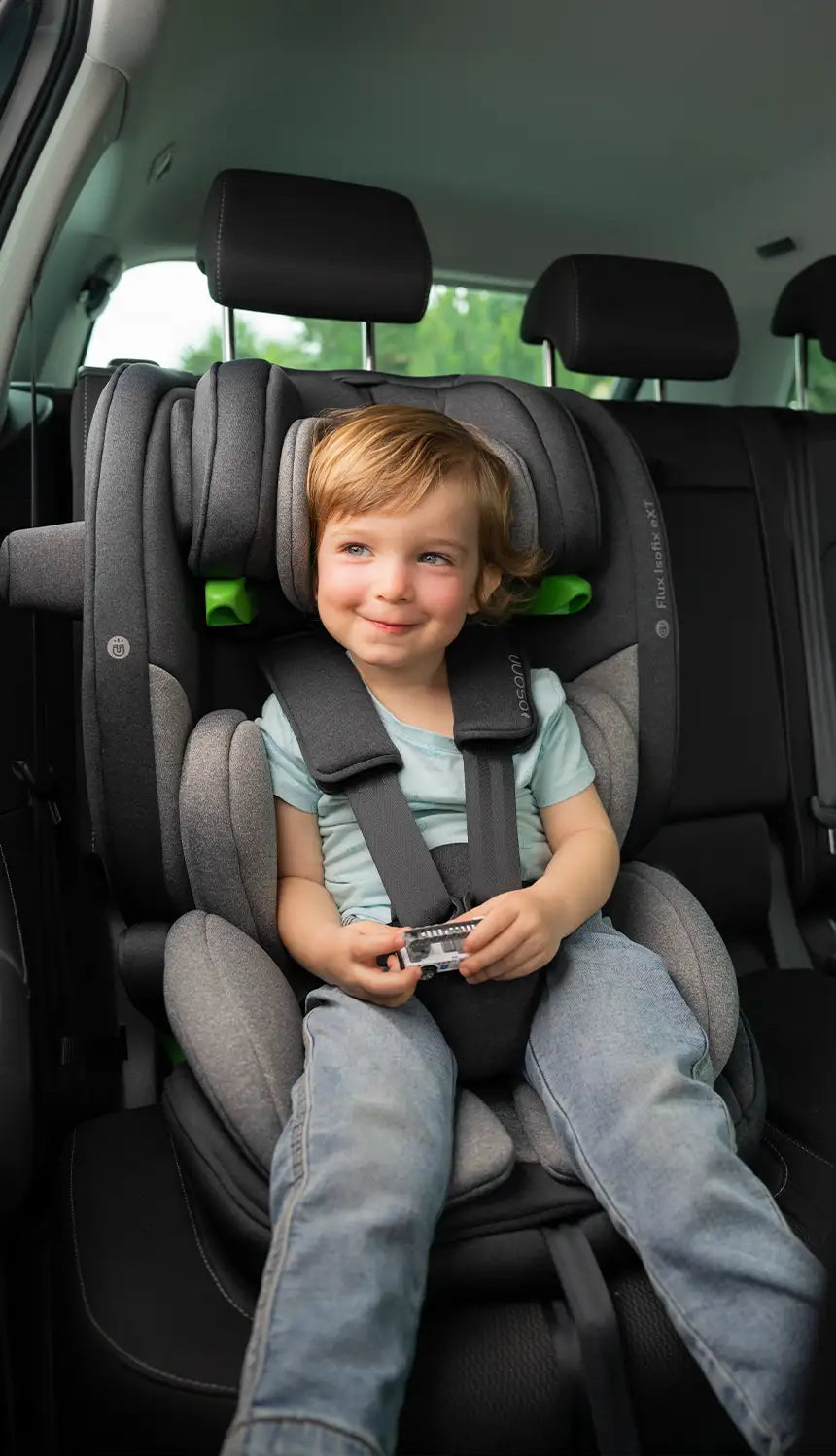 Flux Isofix eXT Kindersitz mit Kind im Auto