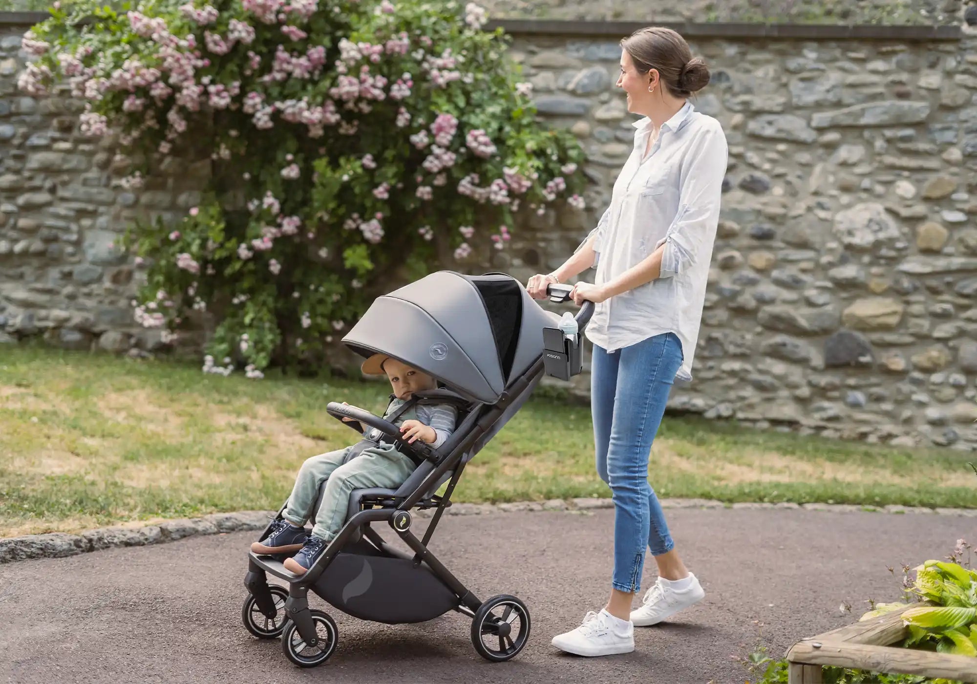 Becherhalter Buggy unterwegs mit Mutter und Kind 