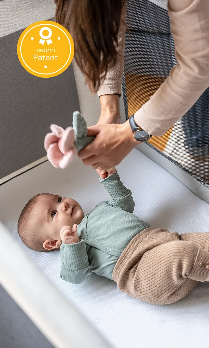 Baby liegt im Fresh Air Reisebett