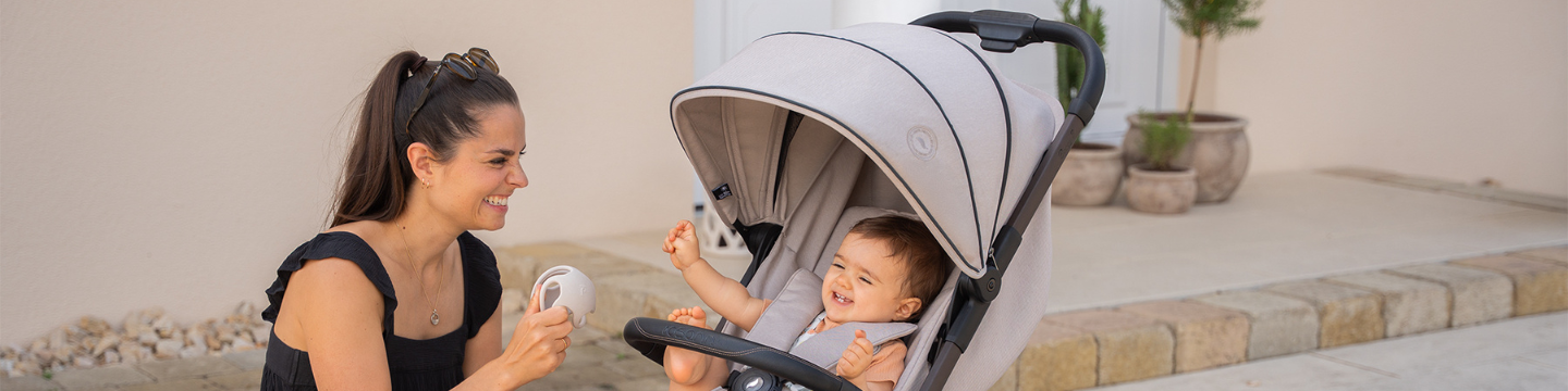 mädchen im kinderwagen und mutter