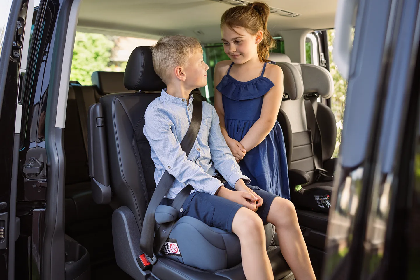Sitzerhöhung mit Kindern im Auto