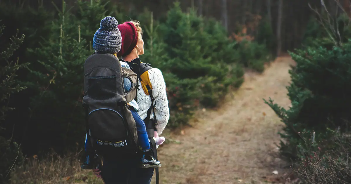 Mutter beim Wandern mit Baby